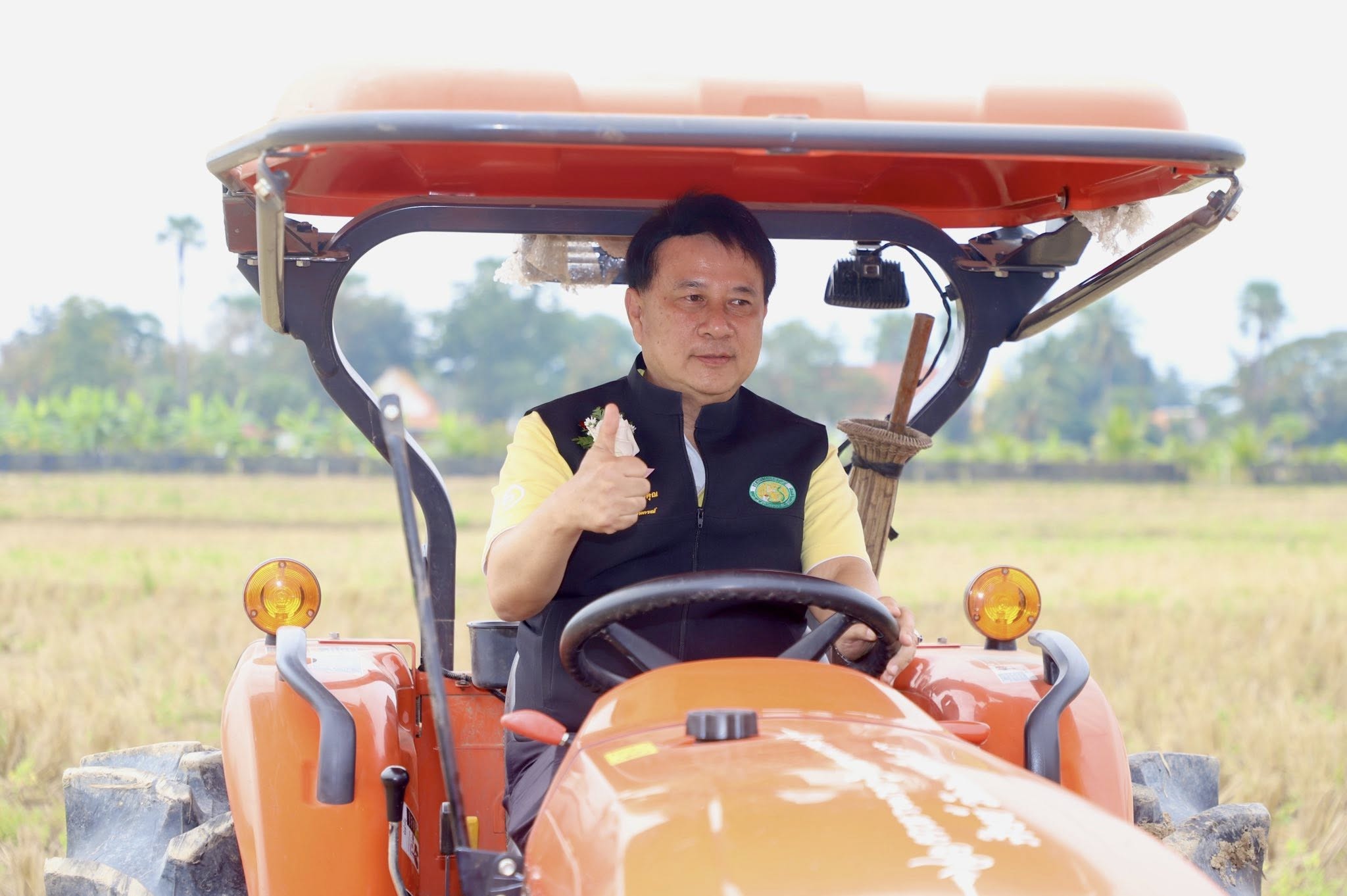 title - เลขาฯ ส.ป.ก. ร่วมงาน “ไถกลบ ตอซัง สร้างดินยั่งยืน ฟื้นสิ่งแวดล้อม”